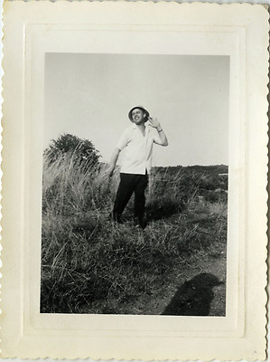 OLD PHOTO - VINTAGE SNAPSHOT - MAN GAG SHADOW LISTEN FUNNY - MAN SHADOW