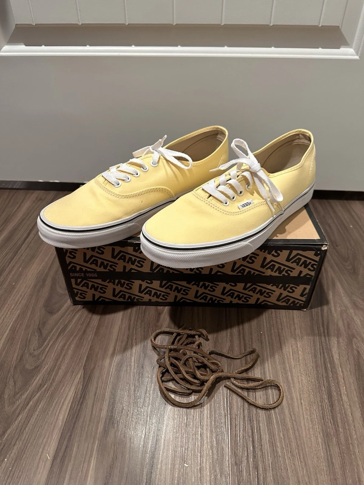 Vans Authentics California Classics 2010 giallo banana pallido. Lacci in pelle usati