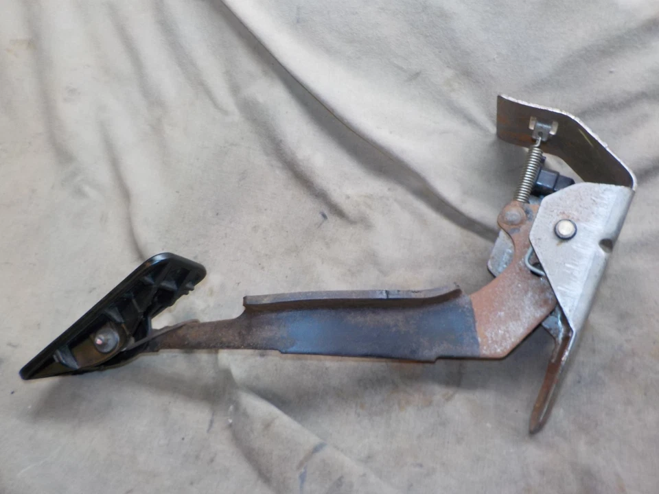 01-04 Chevy Silverado 2500 HD 6.6 LB7 Duramax Diesel gas pedal assembly - Image 3 of 4