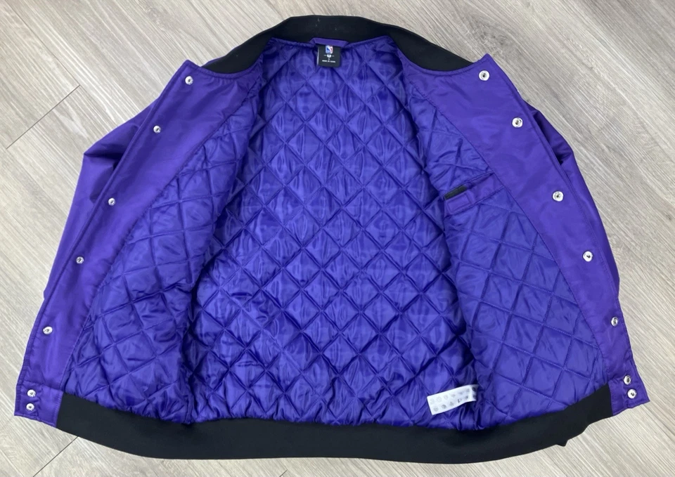 Chaqueta de bombardero de satén de Los Angeles Lakers para hombre talla pequeña Foto 3 de 4