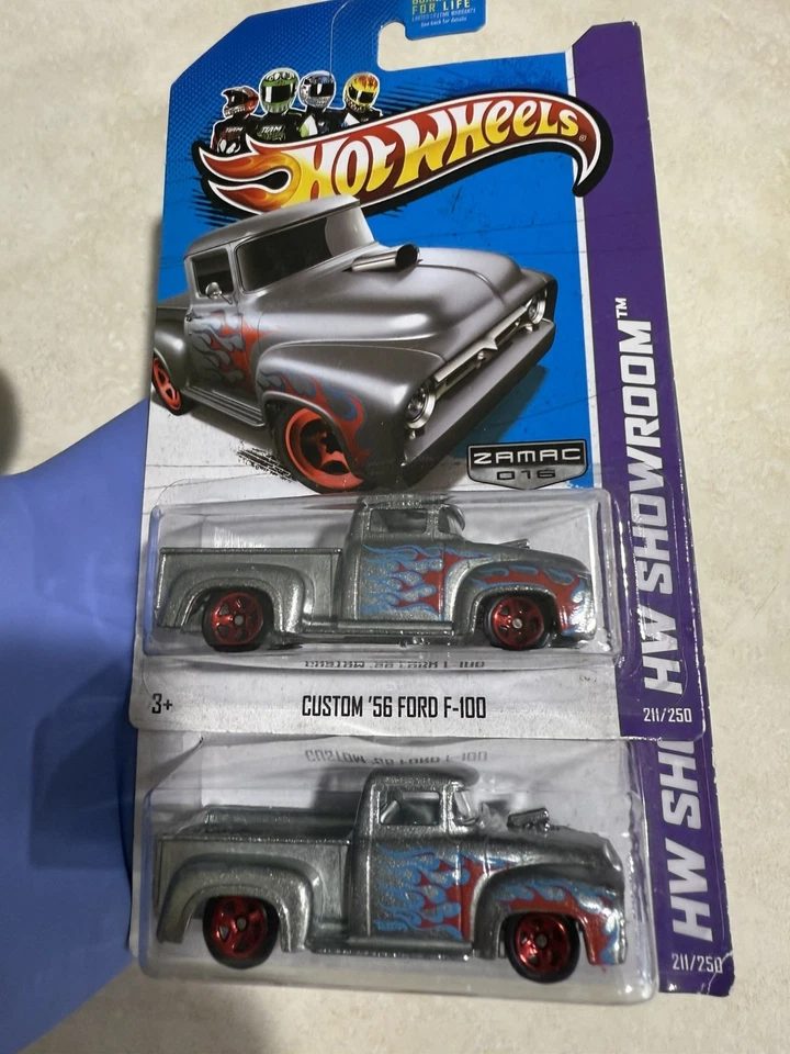 (2) Camioneta pickup Ford F-100 Hot Wheels Zamac Custom '56 Foto 3 de 4