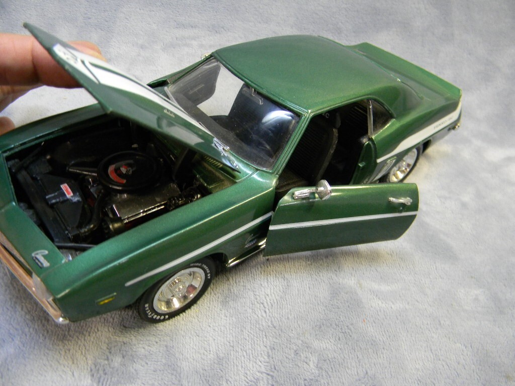ミニカー 1969 Yenko Camaro & 1970 Dodge Charger Johnny Lightning Mecum 1969 Chevrolet Yenko Camaro 1:64