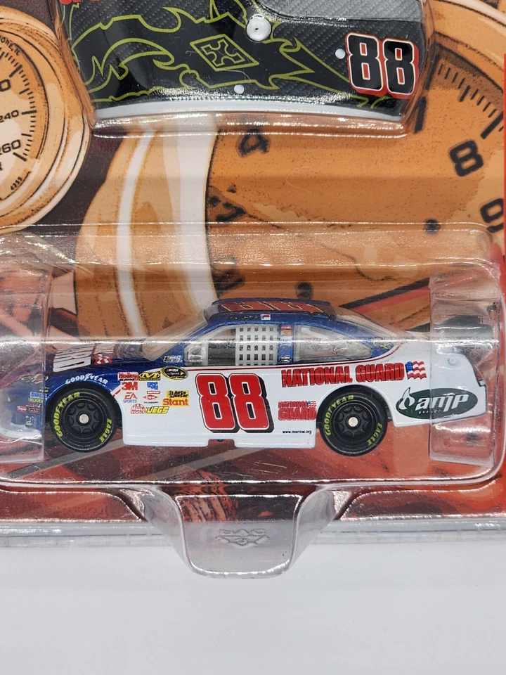 Casco fundido a presión 1:64 Motorsports Authentics Winner Circle 88 2009 Dale Earnhardt Foto 4 de 4