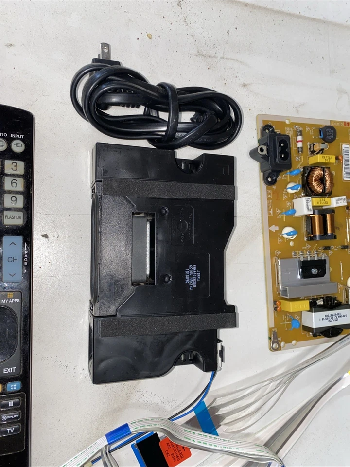 Материнская плата LG 65UK6300PUE — плата питания — динамики — шнуры — пульт дистанционного управления — винты - Изображение 3 из 4