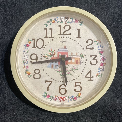 Vintage Kunststoff New Haven Quarz Wanduhr 10" International Heartland - funktioniert!