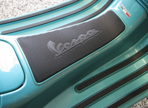 VESPA LX 50 2T/4T VESPA LX 125 VESPA LX 150 2006-On Genuine Footrest Central Mat - Picture 2 of 4