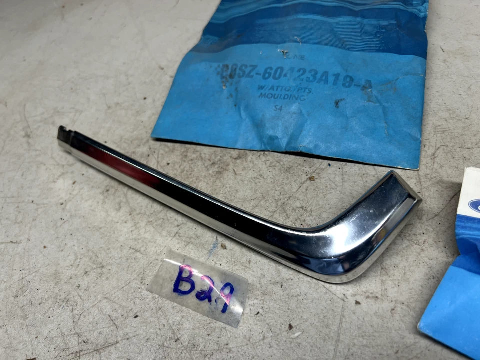 Nuevo de Lote Antiguo Ford Thunderbird 1977-1979 techo trasero pilar C moldura esquina 79 B29-70 Foto 2 de 4