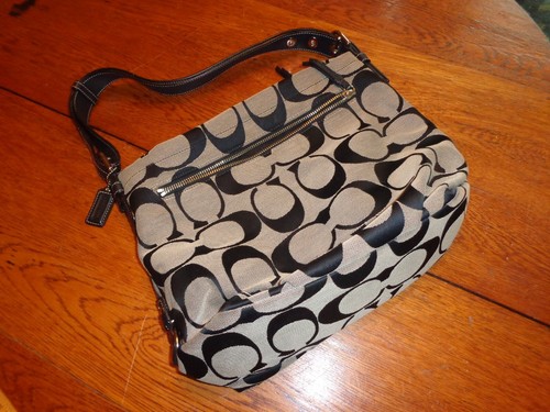 Cartera de mano Coach F15067 marrón de lona exclusiva usada - Imagen 7 de 13