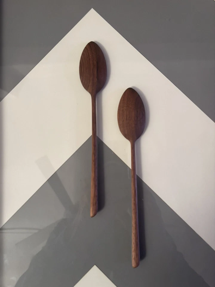 Duas colheres de madeira de nogueira preta esculpidas à mão feitas por Joseph Huebscher no Tennessee - Imagem 2 de 3