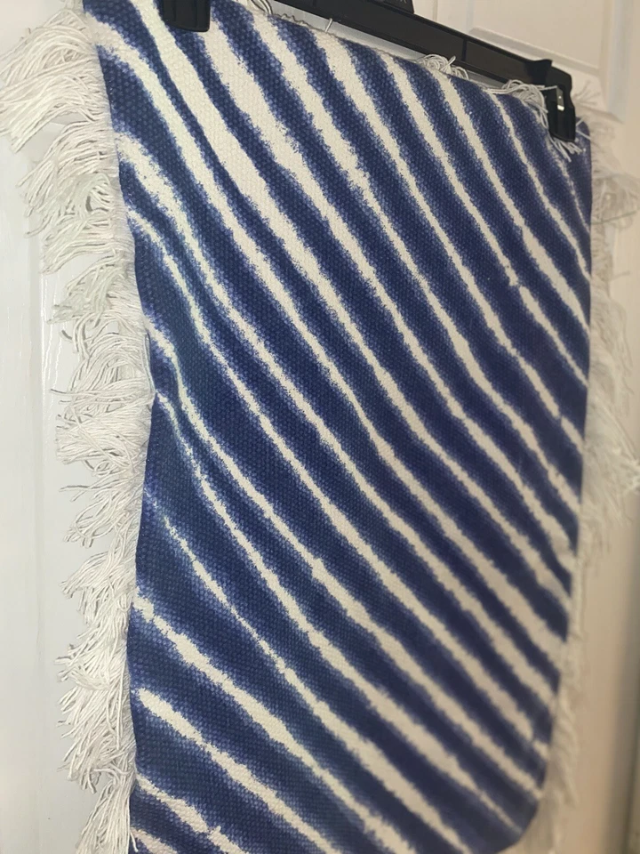 Juego de 2 fundas de almohada con flecos con cremallera azul blanco patrón de cebra, hechas en India. Foto 3 de 4