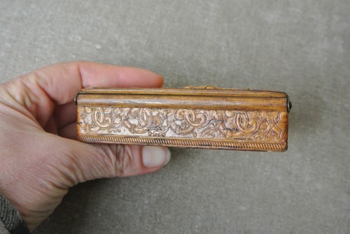 Pressed Birch Bark Antique Snuff Tobacco Box with Villagers and Soldiers - Picture 7 of 11
