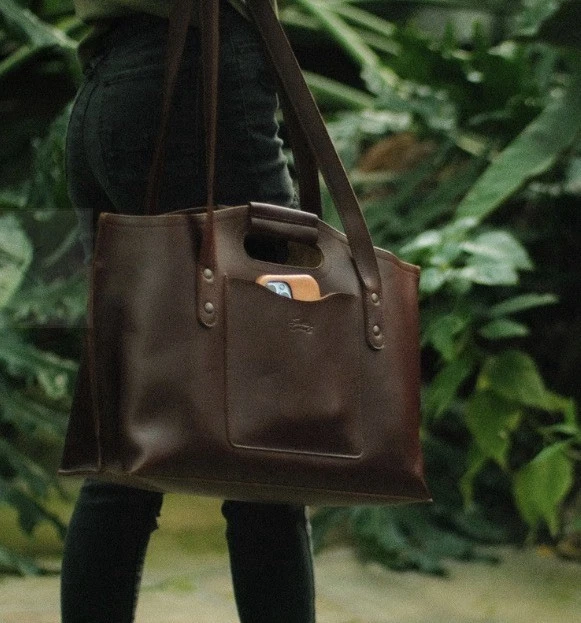 "Bolso de mano de cuero urbano Saddleback - castaño | nuevo, grano completo, se adapta a computadora portátil de 16""" Foto 2 de 4