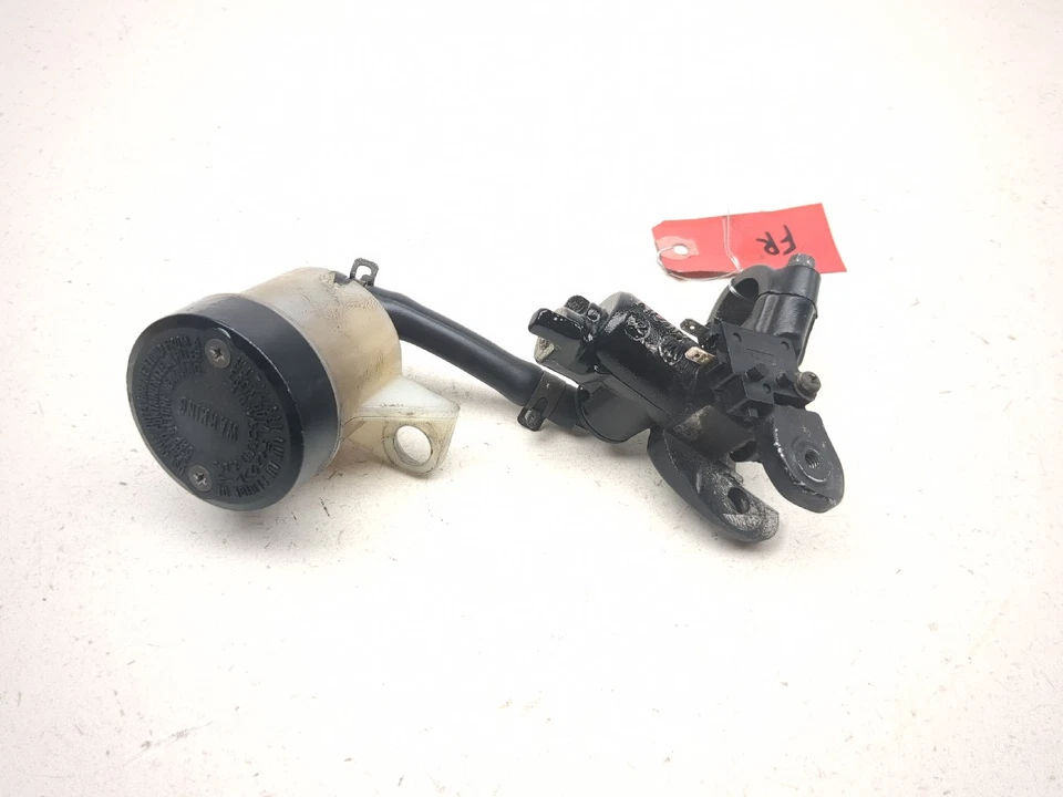 Главный цилиндр правого переднего тормоза 02 03 Honda CBR900RR CBR 954 - Изображение 3 из 4