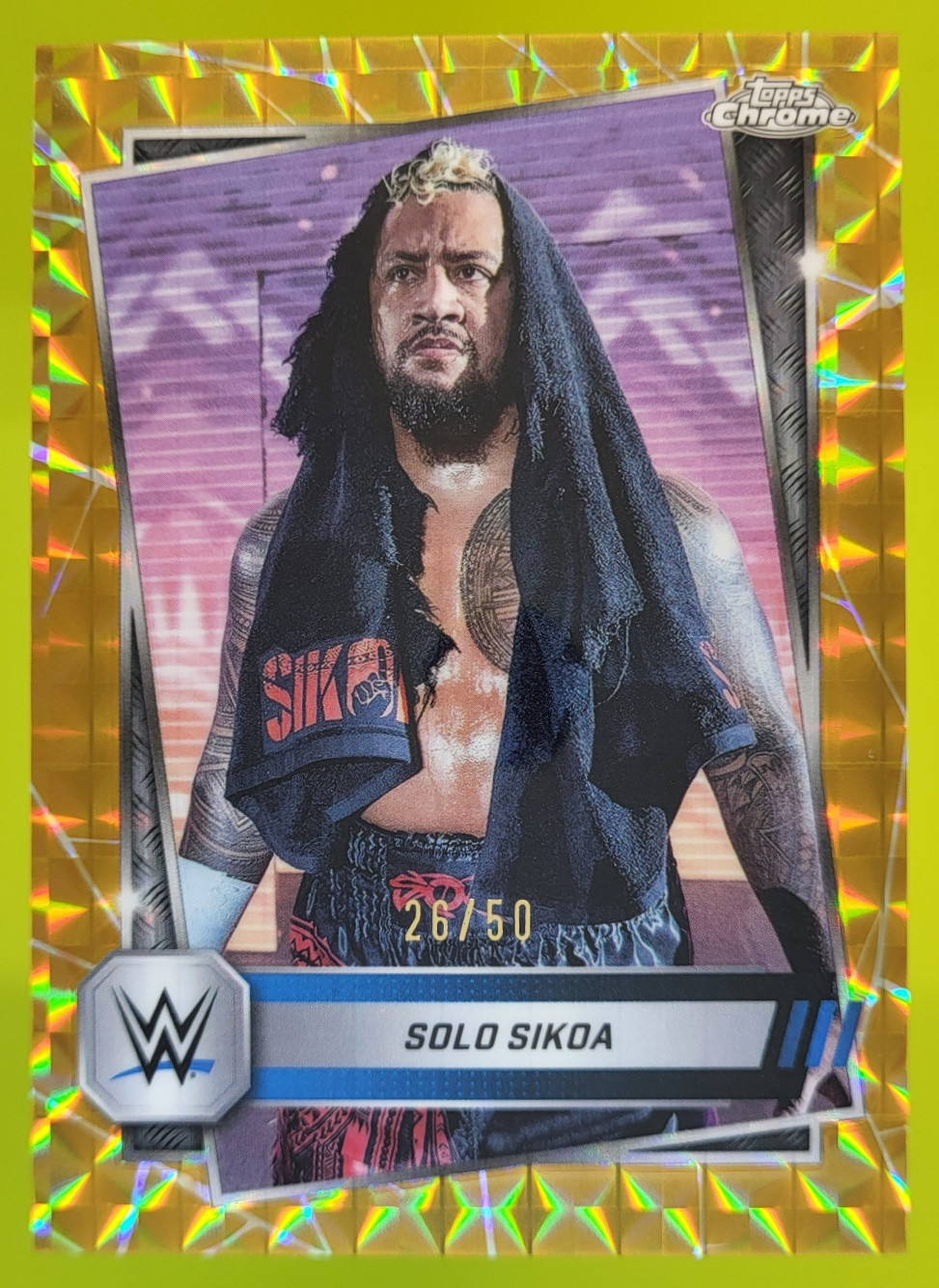 2025 Topps Chrome WWE Solo Sikoa Gold Geometric Refractor /50 #17 QW