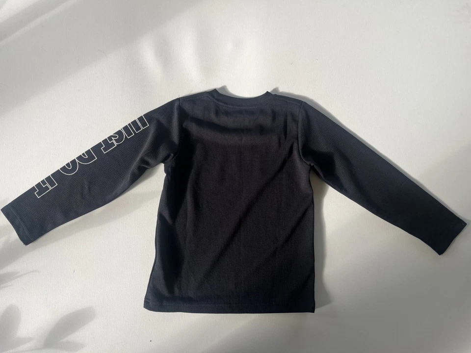 Camisa negra de manga larga con logotipo de Nike para niños talla 7 para jóvenes Waffle Swoosh Top deportivo  Foto 2 de 4