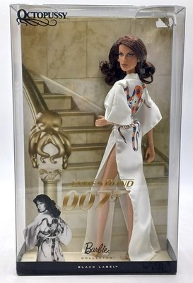 2010 James Bond 007 Octopussy Maud Adams Barbie Puppe / Mattel T4550 Box damaged
