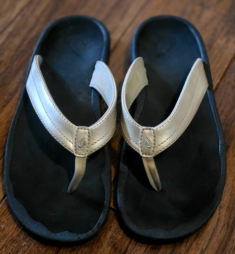 OluKai Ohana Metallic Beige Thong Flip Flops Comfort Sandals Women’s Size 9/39