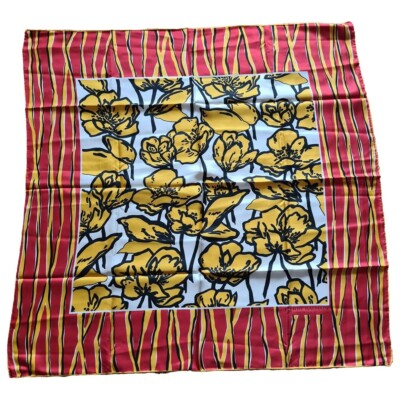 PIERRE BALMAIN, Quadrat aus roter, gelber und weißer Seide