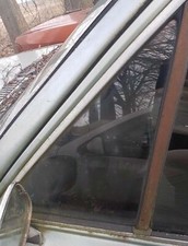 VW PASSAT B1 1973-1981 SALOON LEFT SIDE FRONT DOOR TRIANGLE WINDOW GLASS