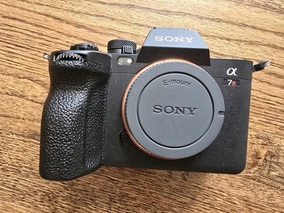 Sony Alpha 7R V Camera excellent cond. w/ L-Bracket and extra battery orig. box
