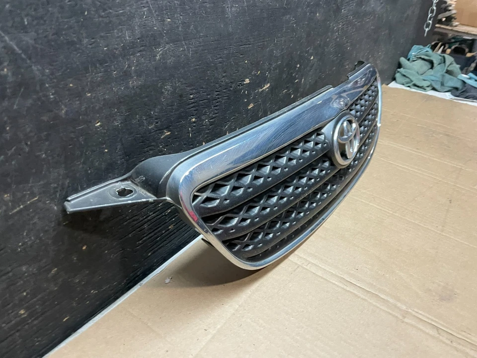 Grelha dianteira superior Toyota Matrix 2004 a 2008 Aftermarket T3859 DG - Imagem 3 de 4