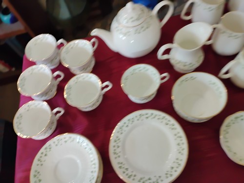 Royal Tara Bone China Tea/Coffee Set - 30 Pc - Galway, Ireland - Gold Trim - Bild 8 von 14