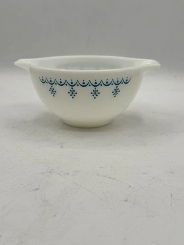 Vintage Pyrex # 441 1 1/2 Pint Blue Snowflake Garland Mixing Bowl