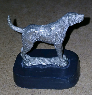 Kleiner Vintage Zinn Zeiger / Retriever Hund Ornament auf Marmorsockel 5,5 cm 