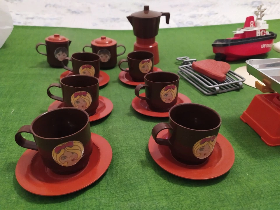 Lotto di stoviglie giocattolo in plastica e alluminio VINTAGE 70' - '80 - Immagine 2 di 4