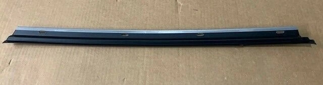 Jeep Grand Cherokee Grand Wagoneer 1993-1998 parabrisas revelar moldura 55030365 Foto 3 de 4