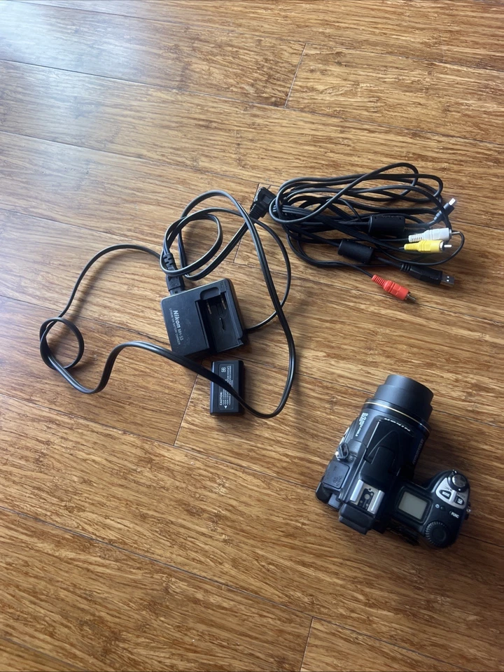 Nikon COOLPIX S6 6.0MP Digital Camera - Gray metallic - Image 2 of 4