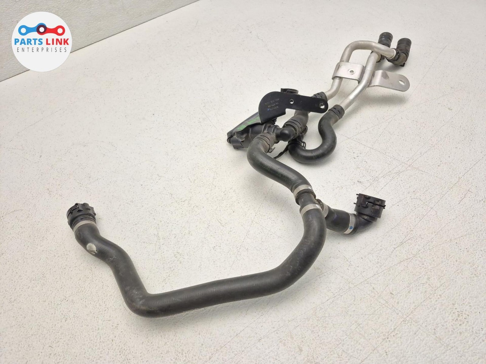 2016-20 BENTLEY BENTAYGA RIGHT ENGINE COOLANT WATER PIPE AUX VALVE 6.0L 636 OEM