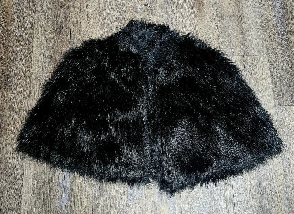 Capa de piel sintética negra Alex Marie para mujer talla pequeña Foto 4 de 4