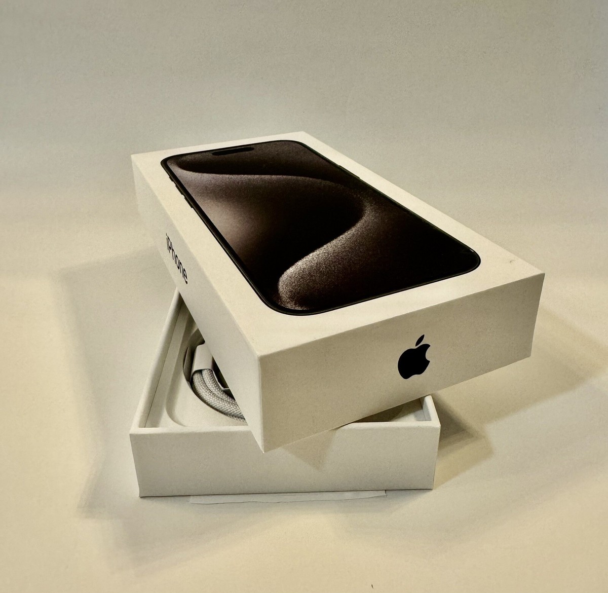 Apple A2848 iPhone 15 Pro 128GB Black Titanium - Empty Box/Charger