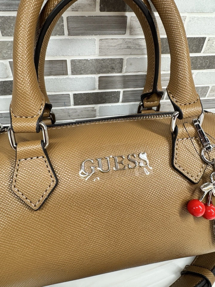 BOLSO BANDOLERA/BOLSO DE HOMBRO GUESS SILLÍN BRONCEADO BARRIL BRAZO CEREZA Foto 3 de 4