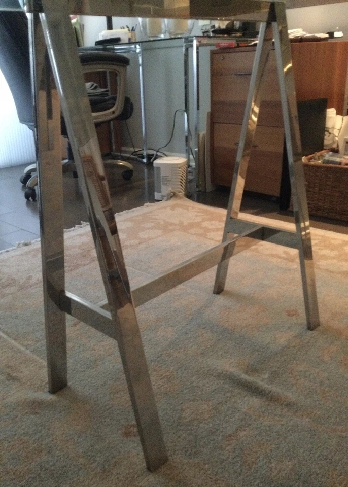 Mesa de comedor rectangular con tapa de vidrio pesado.  Borde biselado. Bases de acero inoxidable. Foto 3 de 4