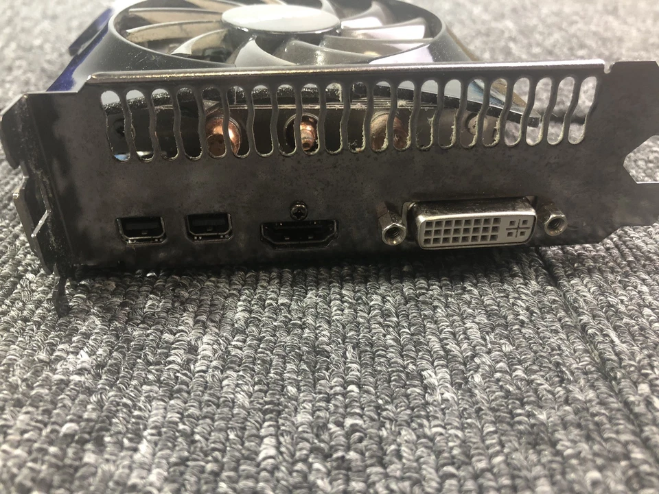 GIGABYTE Radeon HD7950 GV-R795WF3-3GD Video Graphic Card - Image 3 of 4