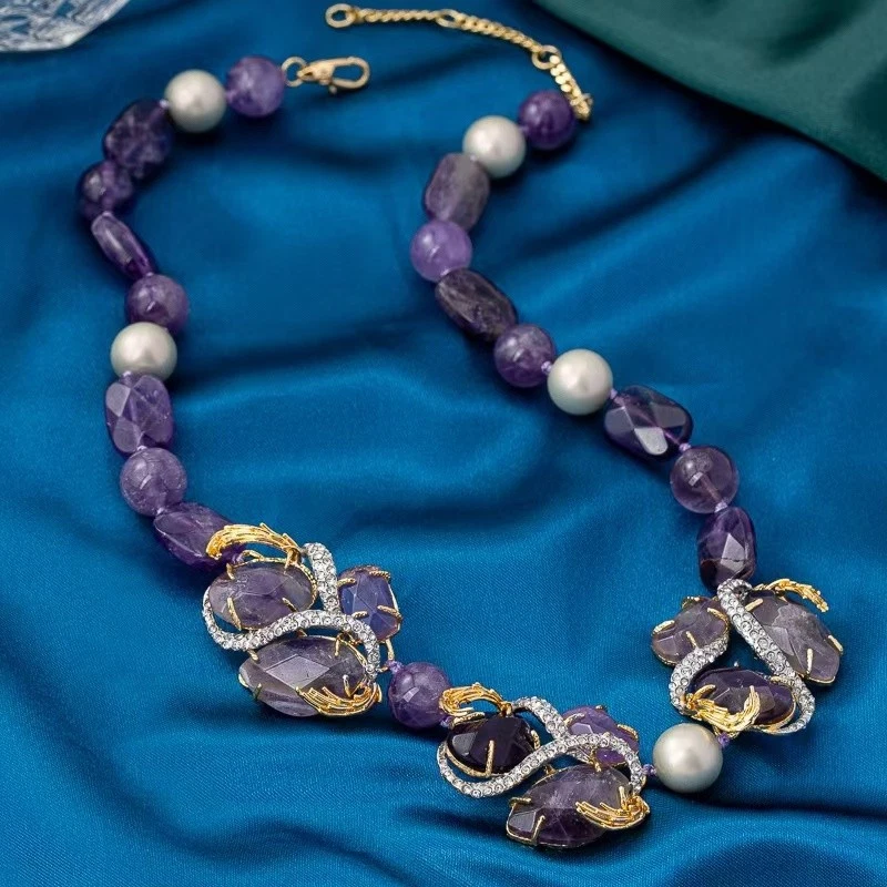 Collar de cristal con incrustaciones de diamantes morados de lujo con diseño de encanto exagerado Foto 3 de 4