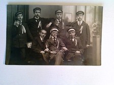 Gruppenbild Studenten, Mützen/Hut mit Band "Infanterie", Zigarettenspitzen, Foto