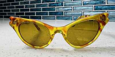 NOS VINTAGE CAT EYE SUNGLASSES FASHION LADIES YELLOW FRANCE  display picture 1