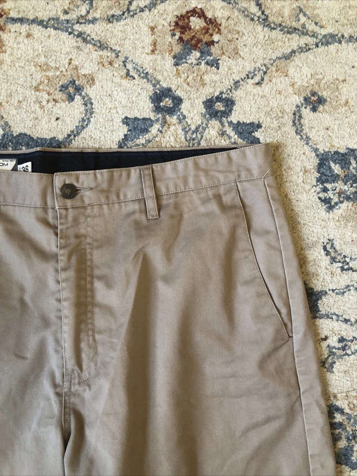 Pantalones Cortos Volcom Para Hombre Talla 36 Chino Patín Marrón Claro Frente Plano Foto 3 de 4