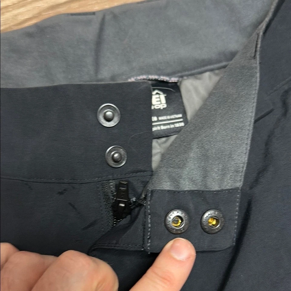 Pantalones de nieve REI cooperativos aislados en polvo negros para mujer M Petite esquí de nieve Foto 3 de 4