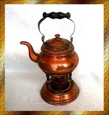 Antyczny miedziany czajnik z drewnianym uchwytem. ze stojakiem i palnikiem