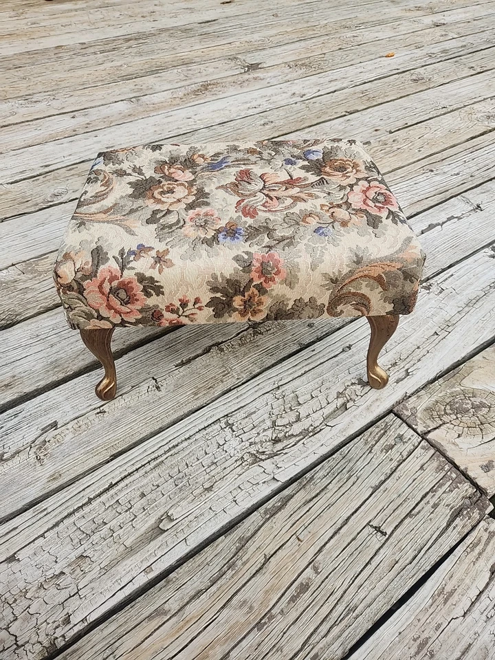 Taburete estilo reina Ana vintage de finales del siglo XX tapizado floral y latón Foto 3 de 4