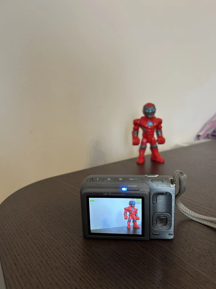 HP Photosmart R827 Digital Camera 7.2 MP - Image 2 of 4