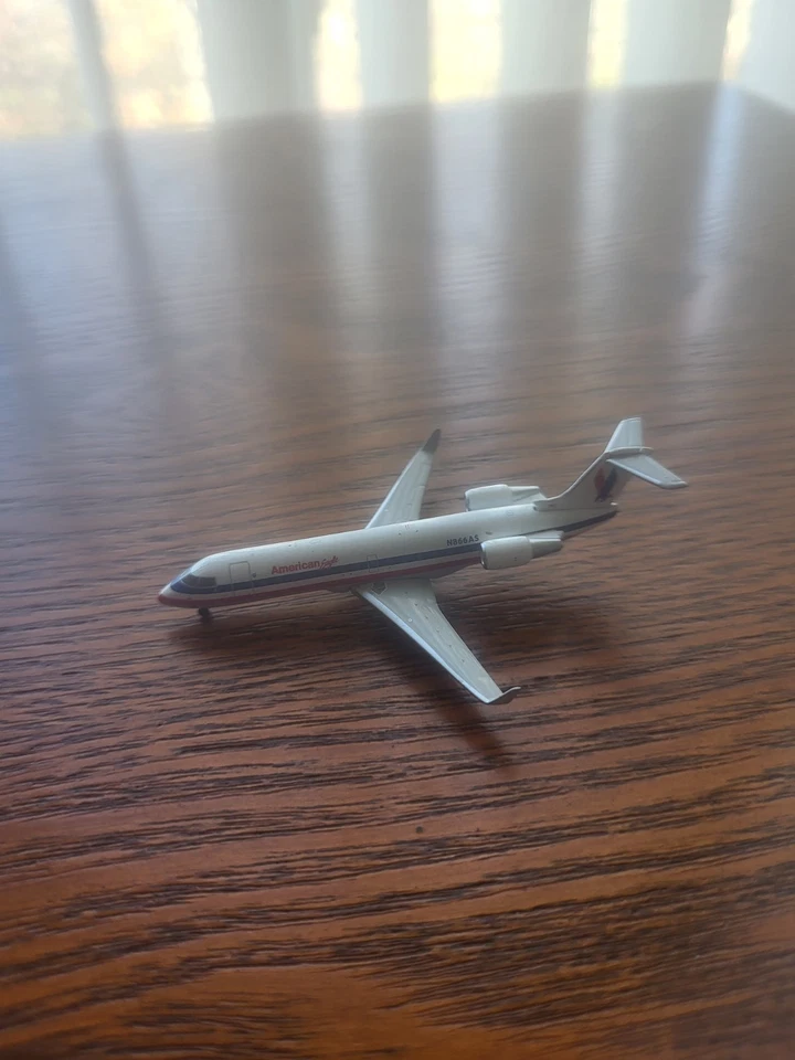 Modelo de avión fundido a presión GeminiJets American Eagle Bombardier CRJ200 1:400 Foto 3 de 4