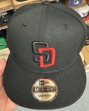 New Era San Diego Padres 9Fifty Snapback Kappe Schwarz Rot Bicolor Logo