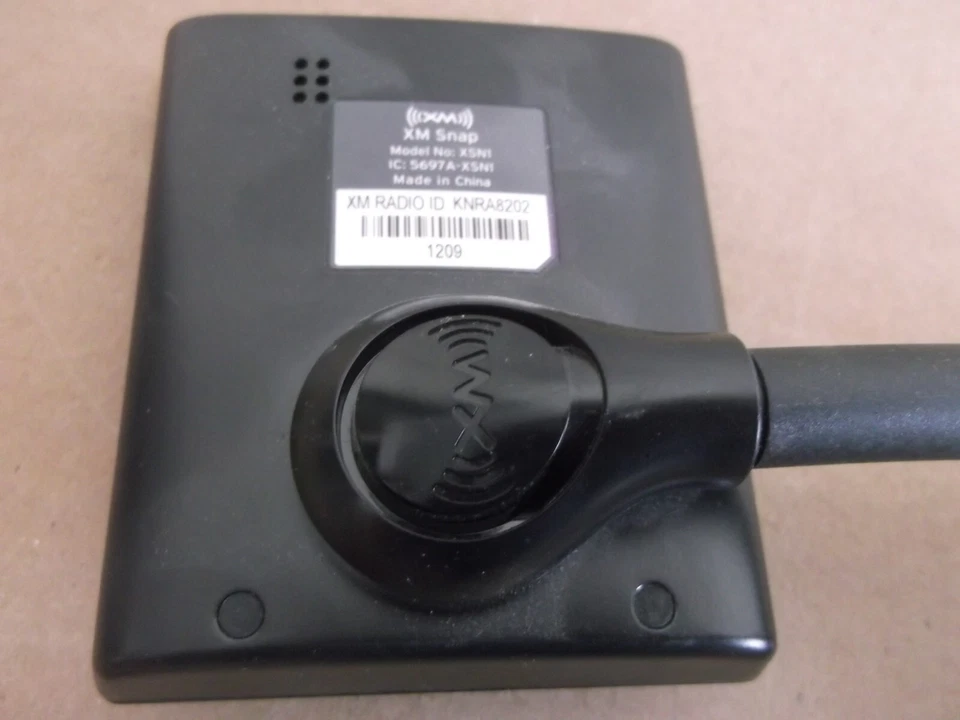 XM SNAP SATELLITE RADIO XSN1 WITH ANTENNA POWERS UP - Image 3 of 4