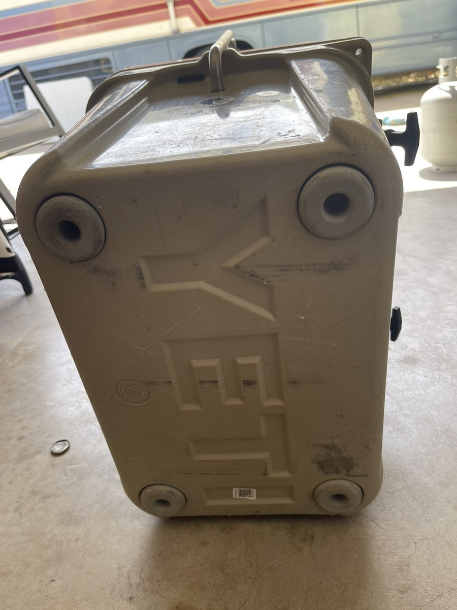 YETI Cooler - Roadie 20 Hard Cooler - Desert Tan with Handle