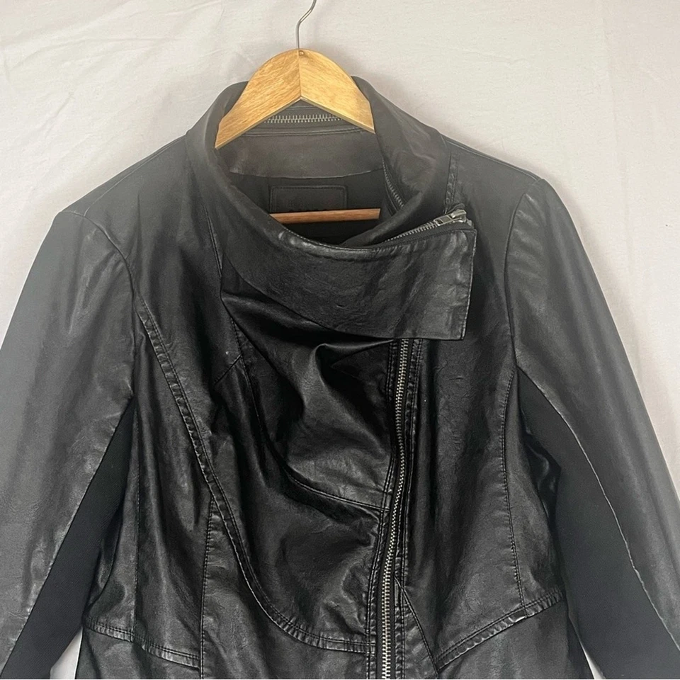 Chaqueta de motociclista de cuero vegano negra Blank NYC para mujer grande con cremallera asimétrica Baddie Foto 4 de 4
